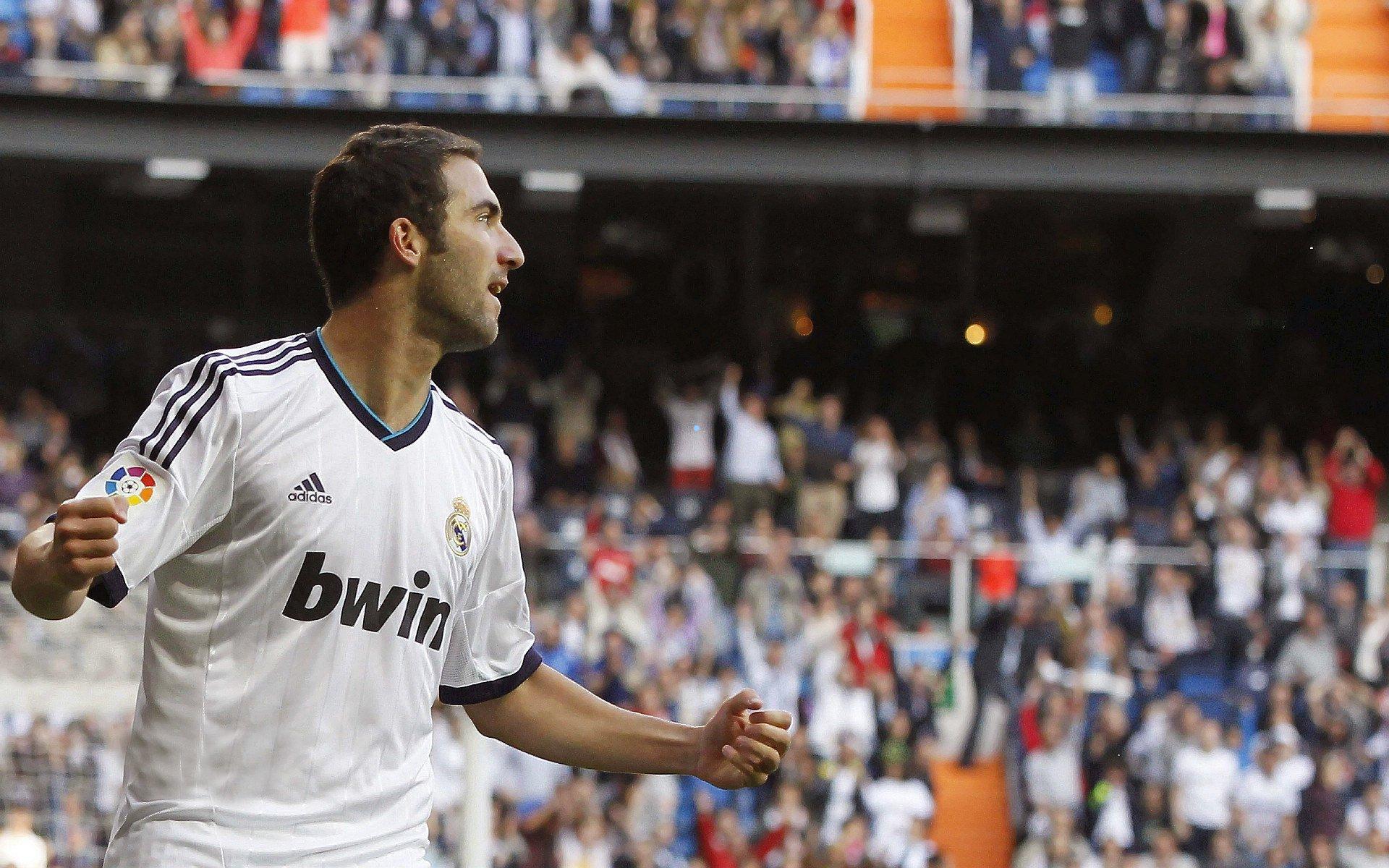 西班牙低级别赛场意外，球员碰撞裁判遭直接红牌驱逐